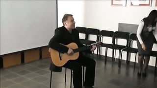Любит петь песни на слова Сергея Есенина и Борис Злобин