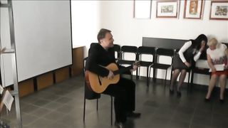 Любит петь песни на слова Сергея Есенина и Борис Злобин